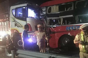 Vượt xe khách lao đầu vào ô tô tải, tài xế tử vong, hơn 10 người nhập viện