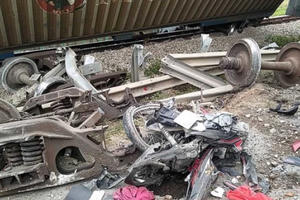 [Clip]: Hiện trường vụ tai nạn đường sắt khiến 4 toa tàu bị lật ở Nghệ An