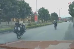 Nghệ An: Xác định “quái xế” bốc đầu xe máy trên quốc lộ rồi khoe “chiến tích”