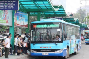 Tin kinh tế 6AM: Khách đi xe buýt giảm hơn 10%