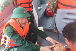 Nghệ An: Cứu sống 4 thuyền viên trên chiếc tàu bị chìm ngoài khơi