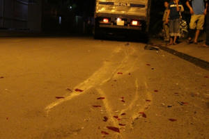 Vượt phải, nam thanh niên bị xe tải kéo lê hơn 10m