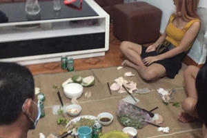 5 nam, nữ tụ tập ăn nhậu trong nhà nghỉ bị đề nghị xử phạt gần 70 triệu đồng