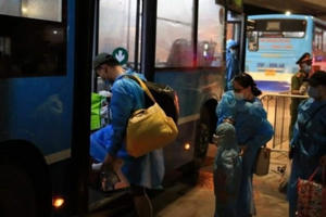 [Video]: Cận cảnh đêm di dời hơn 1.000 người khỏi "ổ dịch" tại quận Thanh Xuân