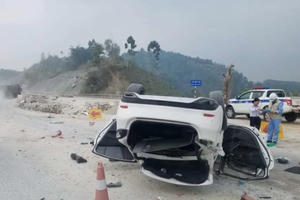 Xe ôtô Mazda 6 lật nhào nằm "chổng vó" trên cao tốc Nội Bài - Lào Cai