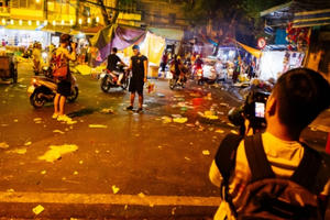 Hà Nội: Biển rác sau đêm Trung thu trên phố cổ
