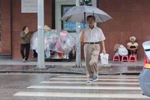 Từ 1/1/2018 xử phạt người đi bộ sai quy định: Ai phạt mặc ai!