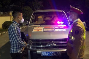 Phát hiện xe ô tô đeo biển kiểm soát Bộ Công an giả mạo