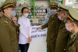 Hà Tĩnh: Được lực lượng QLTT vận động, nhà thuốc phát hàng nghìn khẩu trang miễn phí cho người dân