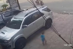 Video: Thót tim chứng kiến cảnh cháu bé hơn 2 tuổi may mắn thoát chết khi bị cuốn vào gầm xe bán tải