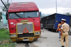 TP Hồ Chí Minh: Hiện trường vụ xe container gây “náo loạn” Quốc lộ