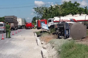 Thừa Thiên - Huế: Khiếp vía chứng kiến xe chuyên dụng chở gần 50 ngàn lít dung môi bị lật