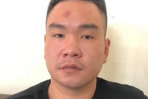 Hà Nội: Tạm giữ lái xe vi phạm nồng độ cồn, hất CSGT lên nóc capo