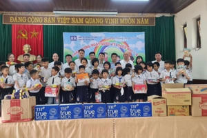 CLB Tennis Báo chí Nghệ An: Tặng quà các em nhỏ Làng trẻ em SOS