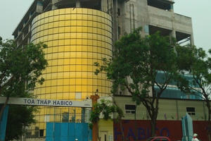 Slide Địa ốc: Chung cư 85 tỷ đồng đắt nhất Việt Nam đã bị dừng thi công vô thời hạn