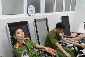 Cán bộ chiến sĩ Trại Tạm giam Công an Thanh Hóa hiến máu cứu người