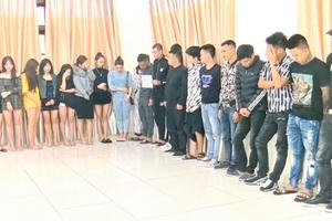 68 “dân chơi” bị bắt khi đang “bay lắc” trong quán karaoke