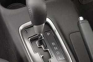 Chuyển từ D về N khi ô tô đang chạy: kỹ sư bảo có, sách bảo không?