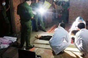 Nghịch tử dùng dây điện siết cổ mẹ ruột