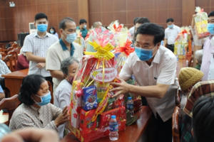 Đoàn Đại biểu Quốc hội tỉnh Đồng Nai tặng quà cho các gia đình chính sách Đoàn Đại biểu Quốc hội tỉnh Đồng Nai tặng quà cho các gia đình chính sách