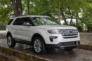 Ford Explorer giảm giá gần 300 triệu đồng tại Việt Nam