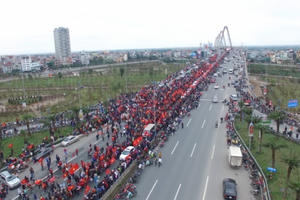 Flycam: Xe buýt chở đội U23 Việt Nam giữa biển người chào đón chiến thắng