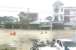Sẵn sàng thu dung, cấp cứu, hỗ trợ kịp thời y tế cho người dân vùng ngập lụt
