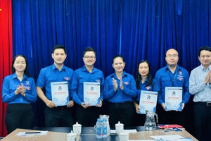 Công bố và trao quyết định công tác cán bộ Tỉnh Đoàn Bình Dương