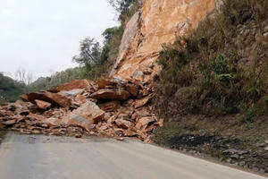 Sạt lở trên Quốc lộ 6, nhiều phương tiện bị vùi lấp