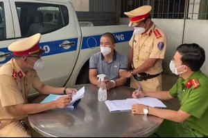 Đang trốn truy nã vẫn mua bằng giả để điều khiển xe luồng xanh