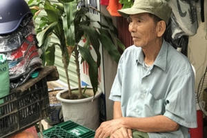 NSƯT Trần Hạnh bán giày, mũ bảo hiểm mưu sinh ở tuổi 89