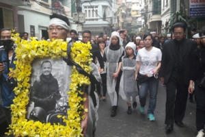 Đông đảo fan hâm mộ chờ tại nhà riêng để gần Trần Lập thêm chút nữa