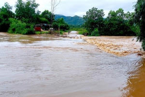 Mưa lớn khiến nhiều nơi ở Nghệ An bị chia cắt, hồ thủy lợi lớn nhất tỉnh bắt đầu xả tràn