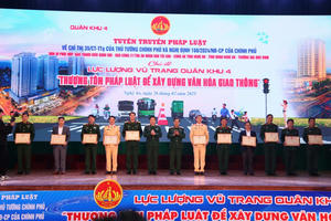 Lan toả tinh thần “Thượng tôn pháp luật để xây dựng văn hóa giao thông” trong LLVT Quân khu 4