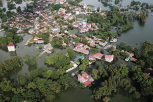 Flycam: Toàn cảnh xã ngoại thành Hà Nội chìm trong biển nước