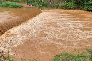 Công an xuyên đêm tìm kiếm người đàn ông bị nước lũ cuốn trôi