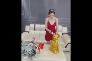 Clip: Gái xinh với màn đập lợn ăn Tết khiến dân mạng trầm trồ