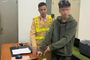 Cảnh sát giao thông Hà Nội khống chế đối tượng mang hung khí đi đánh nhau