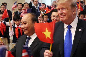Video: Tổng thống Trump cùng Thủ tướng Nguyễn Xuân Phúc vẫy cờ chào đón