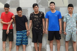 Thuê Camry đi lừa bán vàng giả