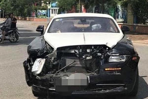 Hà Nội: Siêu xe Rolls-Royce Wraith toác đầu sau va chạm mạnh