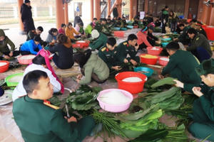Quảng Ninh: Hơn 1000 chiếc bánh chưng thắm tình quân dân đến với người nghèo