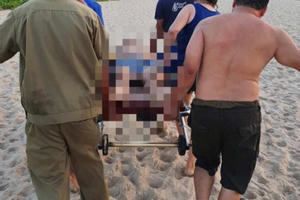 Tắm biển lúc sáng sớm, một người bị đuối nước thương tâm