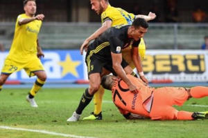 C.Ronaldo húc đầu khiến thủ môn đối thủ nhập viện