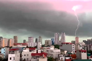 Cảnh báo mưa dông, lốc, sét nguy hiểm có thể xuất hiện khu vực nội thành Hà Nội Cảnh báo mưa dông, lốc, sét nguy hiểm có thể xuất hiện khu vực nội thành Hà Nội