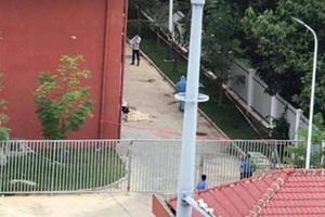 Nữ công nhân 52 tuổi rơi từ tầng 5 ký túc xá trong KCN tử vong