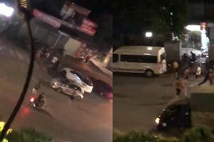 Hoảng hồn với Clip hơn 10 kẻ giang hồ cầm dao phóng lợn truy sát 7 thanh niên ở giữa Thủ đô