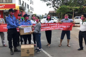 Chung cư số 1 Tôn Thất Thuyết tặng khẩu trang miễn phí chung tay chống dịch