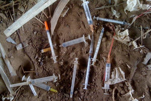 Bị vây bắt, con nghiện dùng kim tiêm đâm Thiếu úy công an