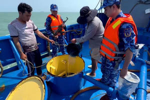 BTL Vùng Cảnh sát biển 4 bắt giữ tàu vận chuyển khoảng 100.000 lít dầu DO trái phép